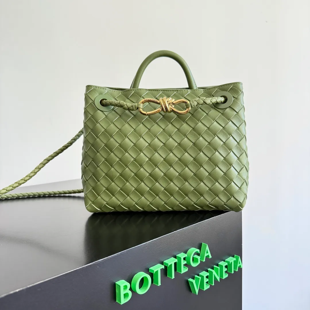 The 2023 new Andiamo batch 1860BV is shipped‼ ️Really popular🔥The new Andiamo woven handbag launched by Bottega Veneta this season is really popular all over the world! ! Celebrities at home and abroad have worn it, and Oscar-winning actress Michelle Yeoh has taken it out on the street. Song Jia, Trai Yara, Yu Feihong, Sanji Ayaka, Rosie Hunting-Whiteley, Yoshioka Riho, etc. have all picked up this bag. It is classic and versatile, showing off its temperament, and the bag capacity is also large, which is very convenient for daily commuting! ! A variety of carrying methods, the shoulder straps can be adjusted by yourself, the original lambskin feels soft and delicate, and the unisex style breaks gender boundaries and brings a more practical and longer-lasting use experience. Andiamo, which has both elegant and casual styles, perfectly interprets the true appearance of "fashionable old money style". Style number: 743568 Size: 25*22*10.5cm